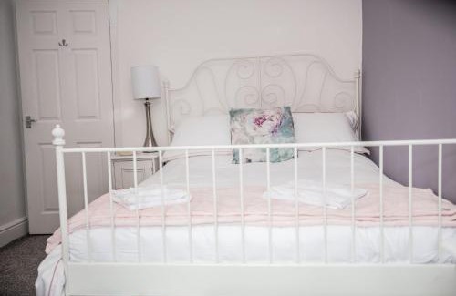Ayr Apartment | Rose Apartment 2-Bed Apt Sleeps 4 Town Centre Ayr