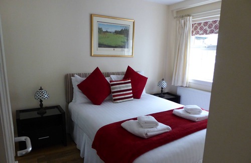 Arden Cottage | Rose Cottage (Auchendennan) - sleeps 4 guests in 2 bedrooms