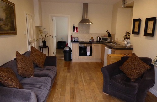 Arden Cottage | Rose Cottage (Auchendennan) - sleeps 4 guests in 2 bedrooms
