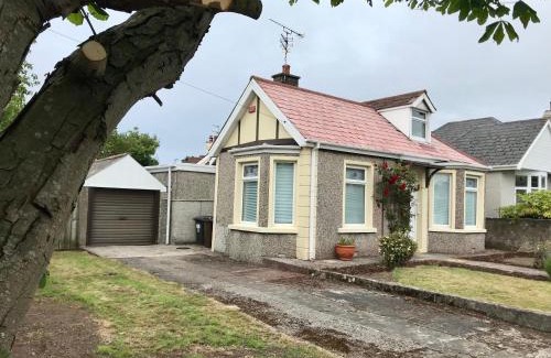Portrush House | Rose Cottage: Delightful 4 bedroom detached home