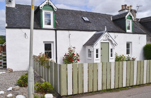 East Lewiston Cottage | Rose Cottage in Drumnadrochit
