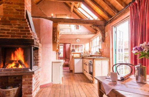 Sudbury House | Rose Cottage rural cosiness with footpaths to the local Macro Brewery Pub