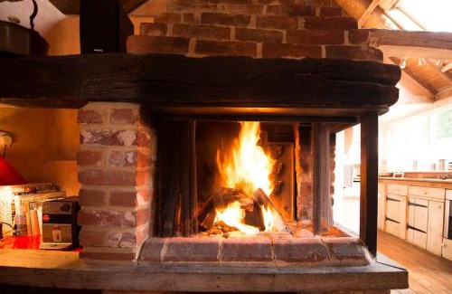 Sudbury House | Rose Cottage rural cosiness with footpaths to the local Macro Brewery Pub