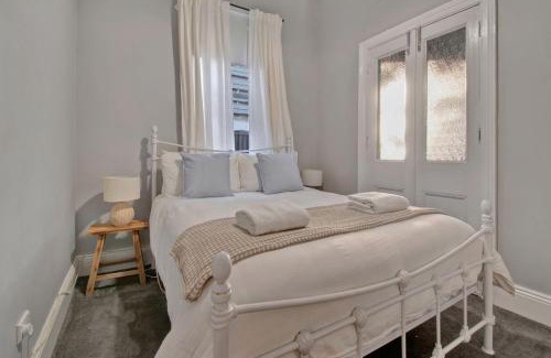 Wagga Wagga House | Rose Cottage - Stroll to CBD, Leafy Setting