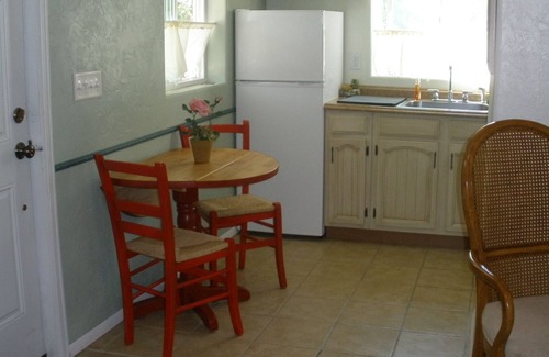 Montrose Cottage | Rose Haven Cottage is a small comfortable home. In the heart of Montrose.