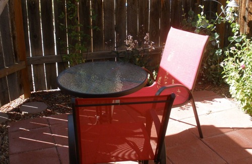 Montrose Cottage | Rose Haven Cottage is a small comfortable home. In the heart of Montrose.