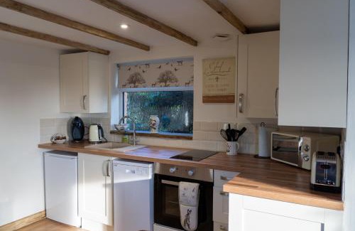 Lydney Ski Chalet | Rose Hideaway - Forest of Dean Cosy Cabin Retreat
