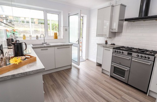 Treffynnon Cottage | ROSE HILL, pet friendly, with a garden in Holywell