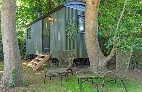 Chipstead Apartment | Rose Hut Hideaway - Uk50233