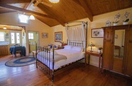 Golden Point House | Rose Petal Cottage Quaint Studio In Ballarat