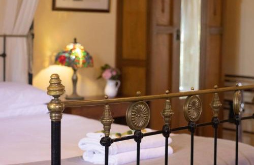 Golden Point House | Rose Petal Cottage Quaint Studio In Ballarat