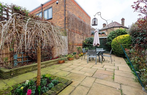 Earlsfield House | Rose-Tinted Charm, by Veeve