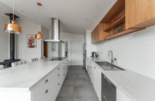 East Devonport House | Rose Villa Heritage Home with Parking & WiFi