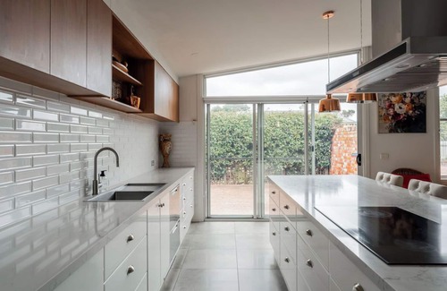 East Devonport House | Rose Villa Heritage Home with Parking & WiFi