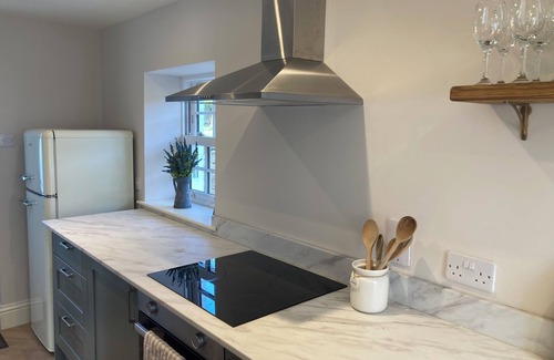 Alexandria Cottage | Rosebank cottage with hot tub and log burner in Loch Lomond National Park