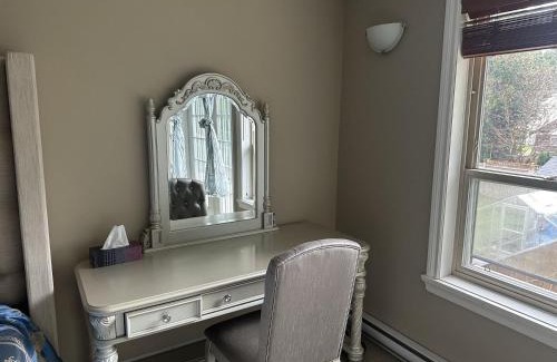 Coquitlam House | Rosehouse 2Bedrooms sleep 4 2nd floor private bathroom