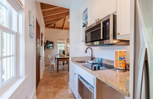 Rosemary Beach House | Rosemary "SummerSalt" | Studio Guest House | Sleeps 4 | Bikes!