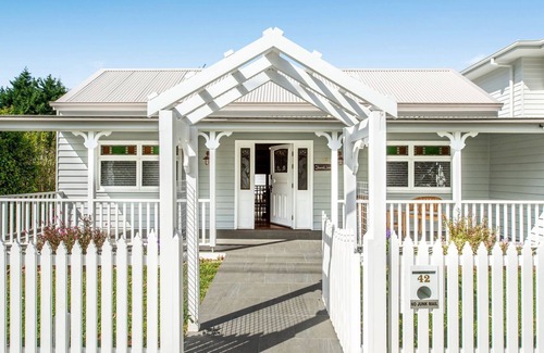 Berry House | Rosemill Cottage - Mobility friendly accommodation never looked better!