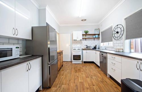 Dubbo House | Rosewood Cottage - Stroll to Central, Cosy Escape