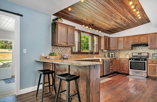 Fredericksburg House | Rosewood Haus |Fun & Cute 4/3 | Full Kitchen | Heated Pool & Hot Tub | Fire-pit + more