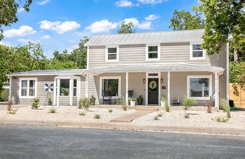 Fredericksburg House | Rosewood Haus |Fun & Cute 4/3 | Full Kitchen | Heated Pool & Hot Tub | Fire-pit + more