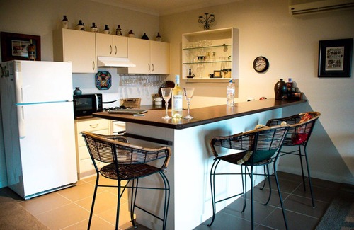 Yarragon Bed & Breakfast | Rosewood Park Guest Suite -The perfect country getaway for couples or friends.