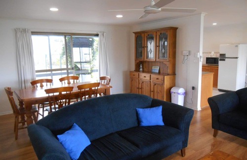 Para Wurlie House | Roshy's Retreat ~ sea views off deck - Off Peak Special!