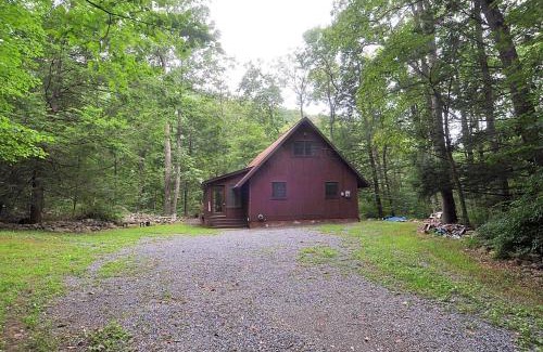 Hedgesville Ski Chalet | Rosies Creekside Retreat - 3 BR Escape!