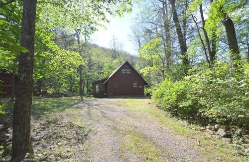 Hedgesville Ski Chalet | Rosies Creekside Retreat - 3 BR Escape!
