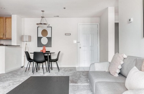 Rosslyn Apartment | Rosslyn 2BR w WD Gym Pool 10 min to Metro WDC-358