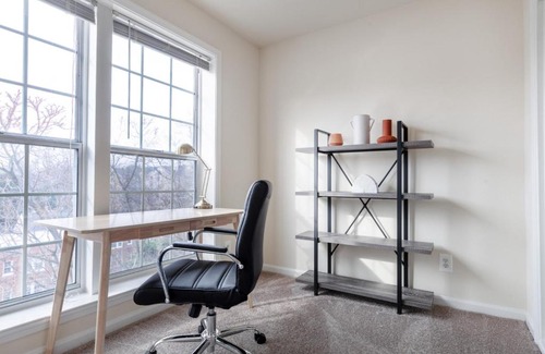 Rosslyn Apartment | Rosslyn 2BR w WD Gym Pool 10 min to Metro WDC-358