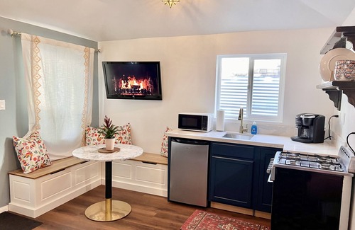 Shelltown Apartment | Rosy Casita with A/C near Base & Downtown with easy access to freeway