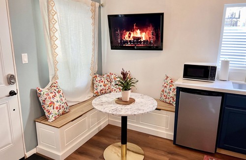 Shelltown Apartment | Rosy Casita with A/C near Base & Downtown with easy access to freeway