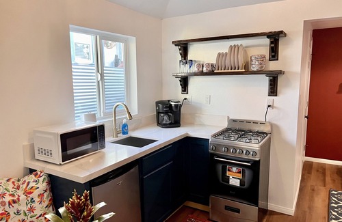 Shelltown Apartment | Rosy Casita with A/C near Base & Downtown with easy access to freeway