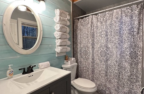 Leitchfield Cabin | Rough River Lake Vacation Rentals Fernwood Cabin, hot tub