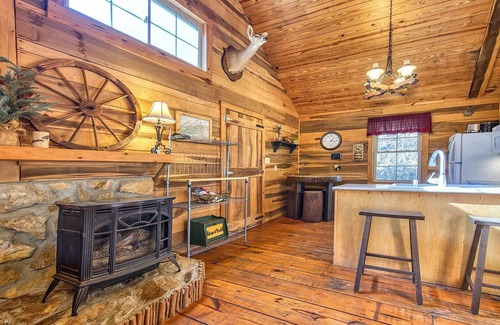 Maggie Valley Cabin | Roughin' it - Secluded, Rustic 2 Bedroom/1 Bath Mountain Cabin with Hot Tub
