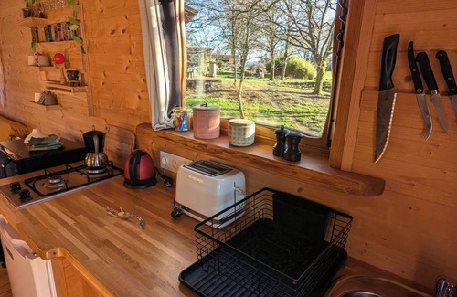 Saint-Pardoux Cabin | Roulotte La Vert-Dîne in the heart of nature, 5 minutes from St Pardoux lake.