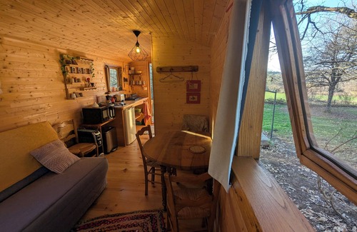 Saint-Pardoux Cabin | Roulotte La Vert-Dîne in the heart of nature, 5 minutes from St Pardoux lake.