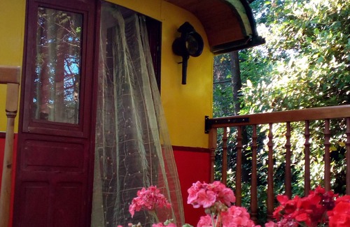 Roynac Cabin | ROULOTTE TZIGANE DROME, AU BORD DU RUISSEAU Ideal for a quiet weekend break