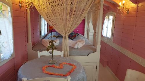 Bussac-Foret Bed & Breakfast | Roulottes O Bois D'mon Coeur