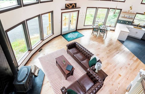 Saugerties House | Round House with Mountain Views & Hot Tub Secluded in the Forest