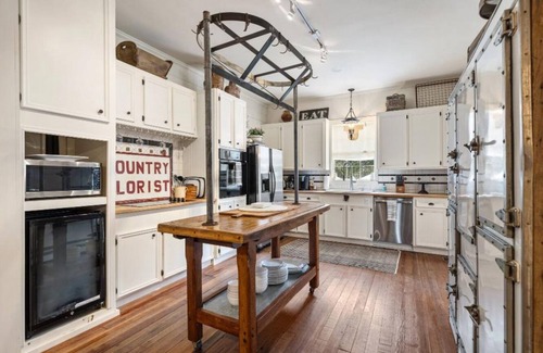 Warrenton House | Round Top charm w/POOL and outdoor dining