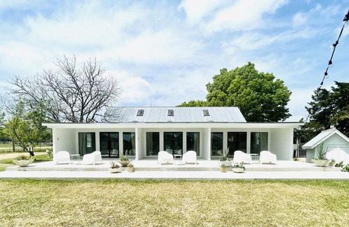 Round Top House | Round Top's Stylish Hospitality- The Frenchie Boutique Hotel ROOM 12