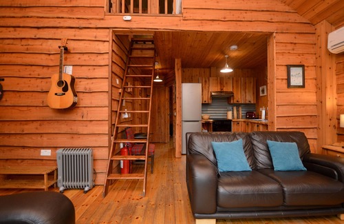 Taynuilt Ski Chalet | Rowan Log Cabin - stylish & welcoming, private hot tub