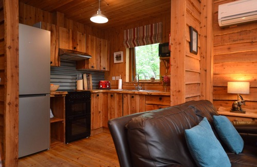 Taynuilt Ski Chalet | Rowan Log Cabin - stylish & welcoming, private hot tub