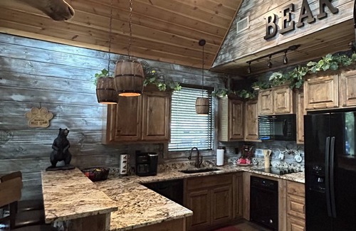 Broken Bow Cabin | Rowdy Bear Cabin-Fort Play Set-Fishing Pond-Foosball-XBox-Gas Grill-Hottub