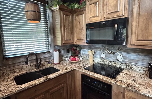 Broken Bow Cabin | Rowdy Bear Cabin-Fort Play Set-Fishing Pond-Foosball-XBox-Gas Grill-Hottub