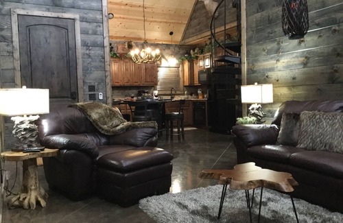 Broken Bow Cabin | Rowdy Coyote 🐺 Luxury Cabin-ZipLine-Arcade-Foosball-HotTub-FirePit-Gas Grill