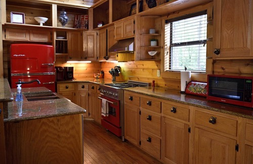 Broken Bow Cabin | Rowdy Rooster, A Relaxing Cabin 3.4 miles from nearest Broken Bow Lake boat ramp
