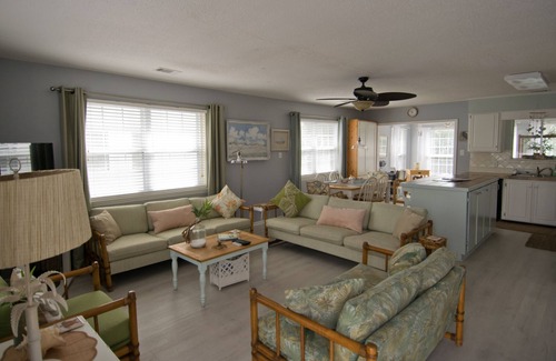 Savannah Beach House | Rowland's Retreat on 12th Street UPSTAIRS LEVEL 2 Minute Walk to Beach!